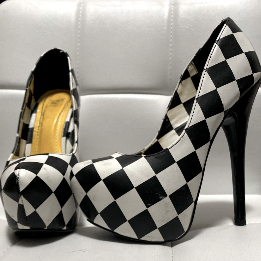 Stylish and Comfortable 6 inch platform shoes.